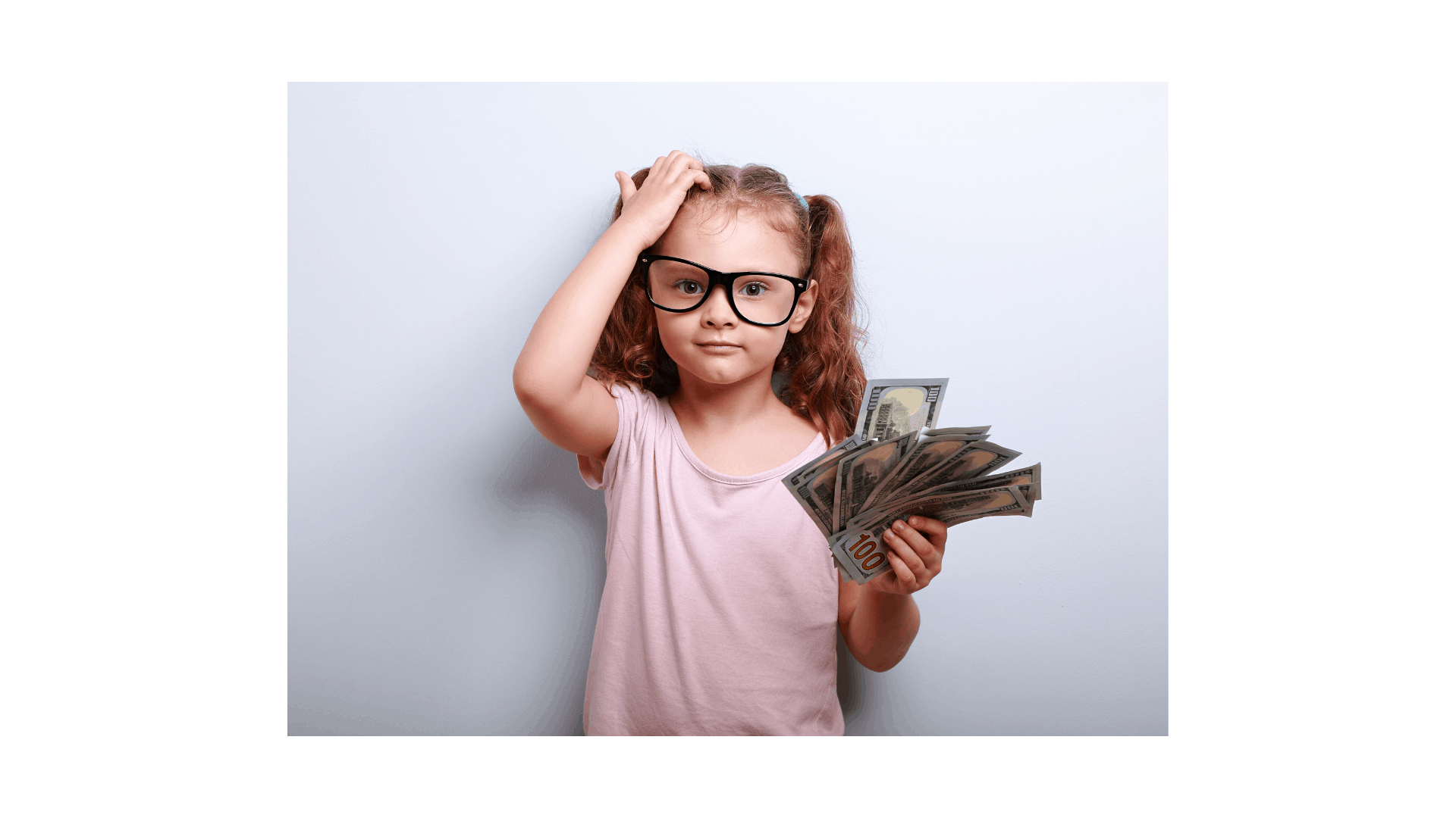 ילדה עם כסף חושבת